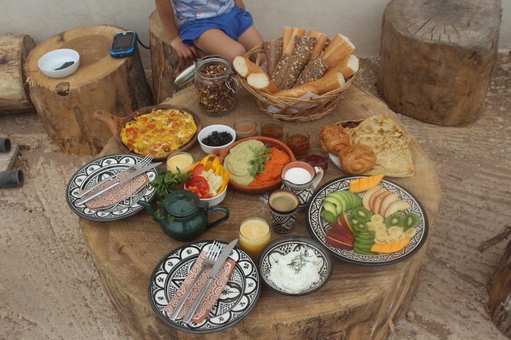 reichhaltiges Frühstück im Surfcamp