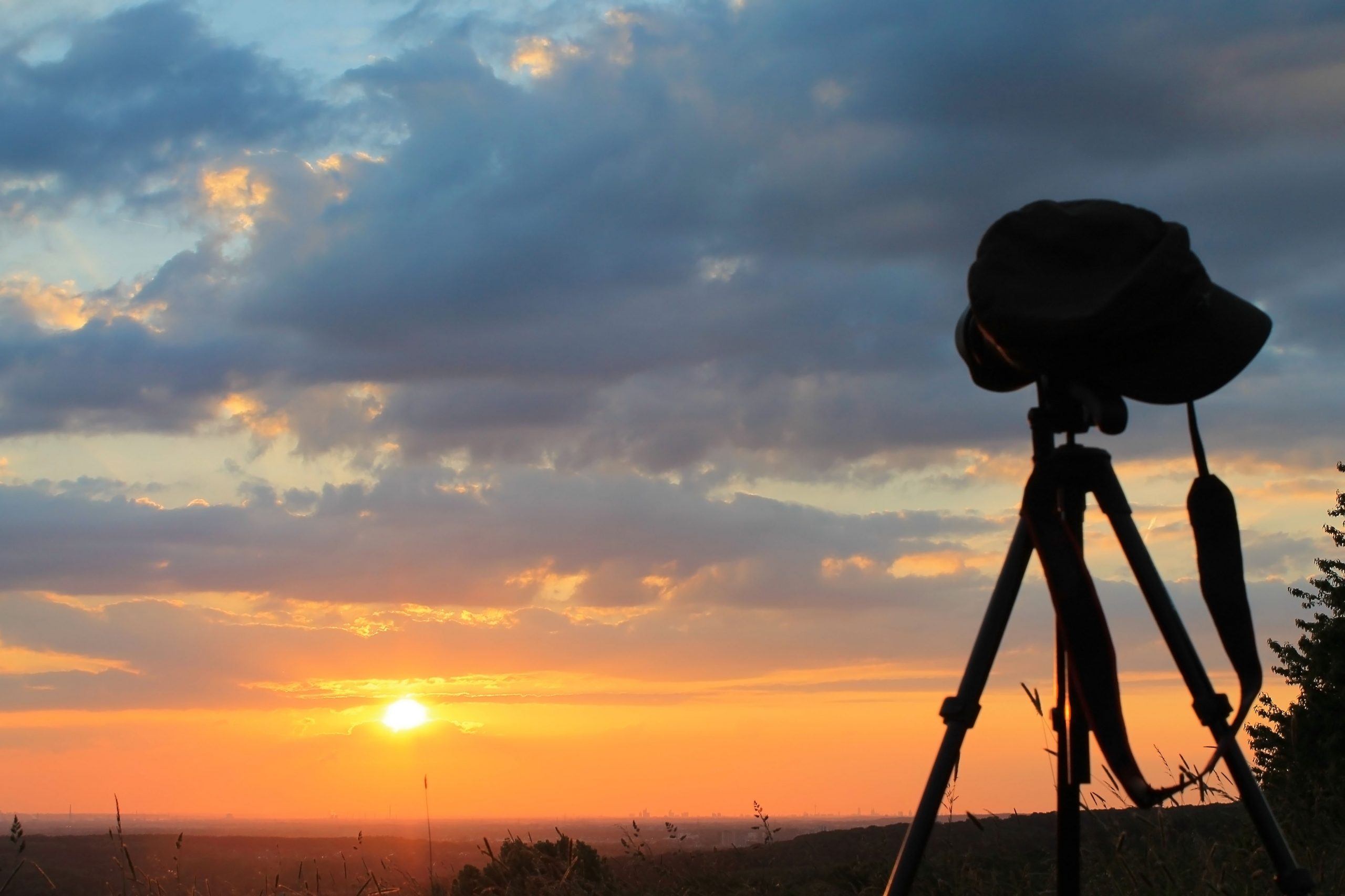 romantischer sonnenuntergang, sonnenuntergang, skyline, spiegelreflexkamera, digitalkamera, außenaufnahme, fotografie, bild, freizeitaktivitäten, fachberuf, stativ, farbe, medienberuf, hindurchsehen, himmel, abenddämmerung, natur, sonne, sommer, landschaft, ruhige szene, wolke, sonnenlicht, sonnenaufgang, wolkengebilde, gegenlicht, dämmerung, hintergrund, stadt, sehenswürdigkeit