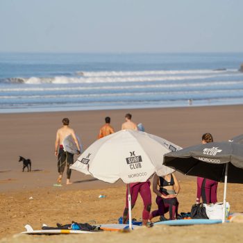 Sonnenschirme vom Hurley Surf Club am Strand in Marokko