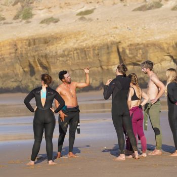 Surfanfänger und Surfcoach am Strand von Marokko