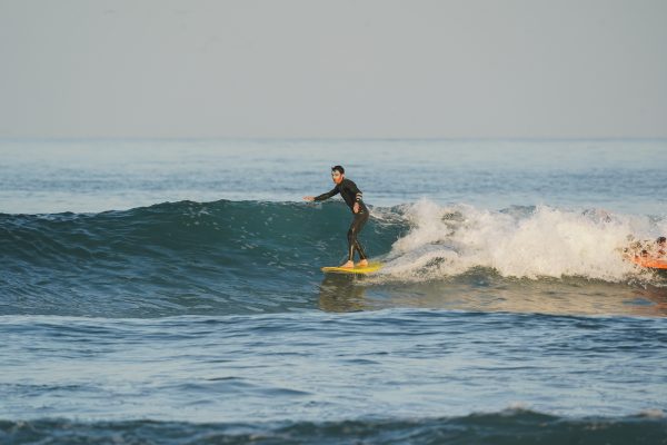Surfeur avancé dans la vague verte au Maroc