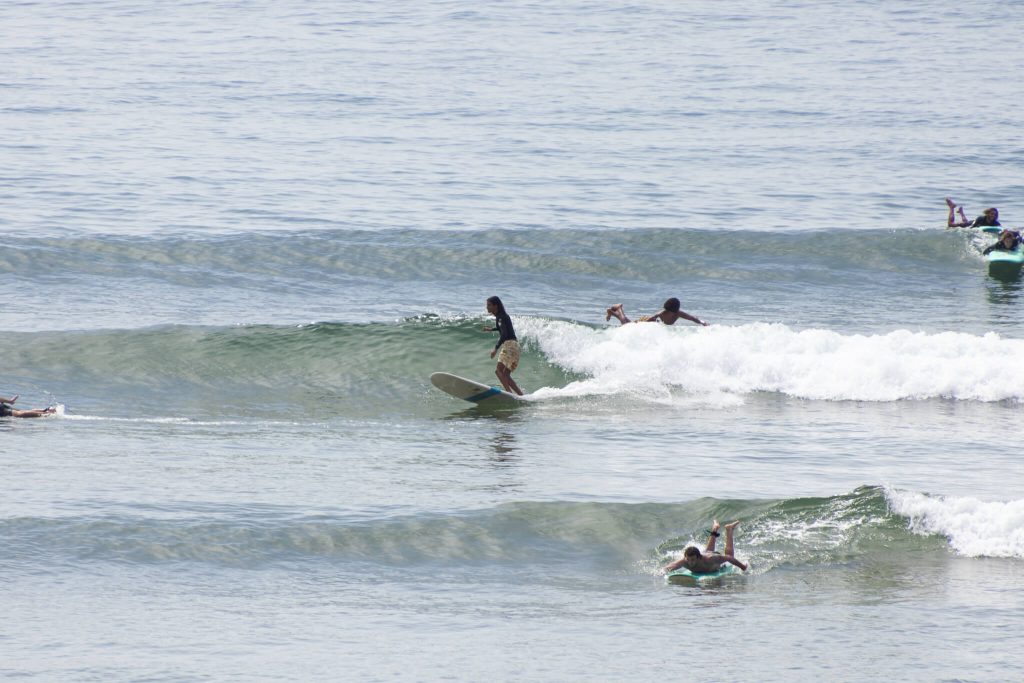 Surfer auf einem Longboard in Marokko