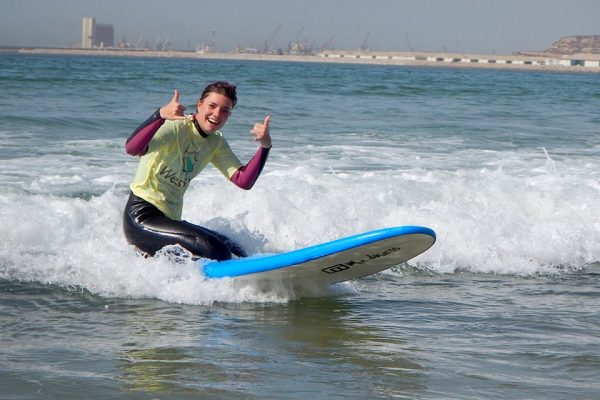 Fille sur une planche des surf