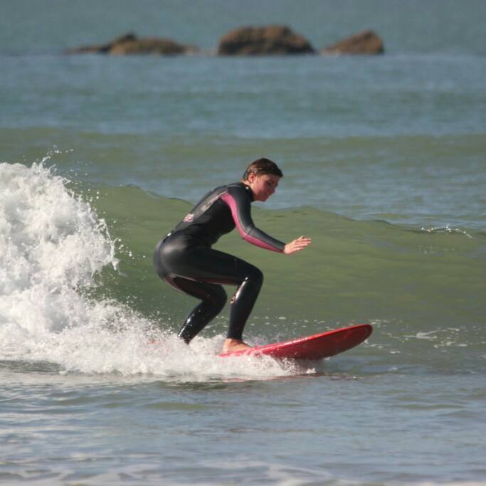 Fille sur une planche de surf